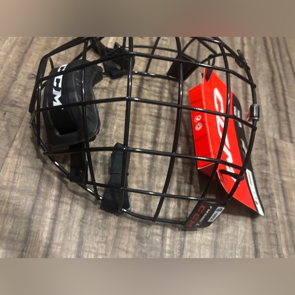 CCM FM580 Hockey Facemask Cage Senior Large Black New with Hardware - Picture 3 of 4